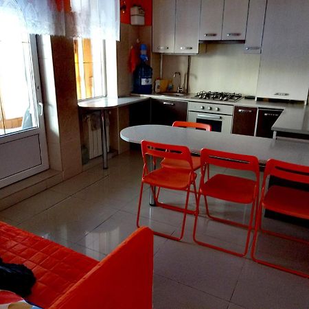 Apart Club Kosmo Apartment Chernivtsi Bagian luar foto