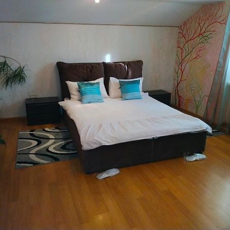 Apart Club Kosmo Apartment Chernivtsi Bagian luar foto