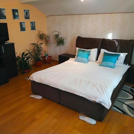 Apart Club Kosmo Apartment Chernivtsi Bagian luar foto