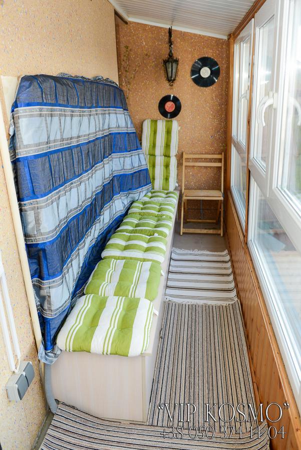 Apart Club Kosmo Apartment Chernivtsi Bagian luar foto