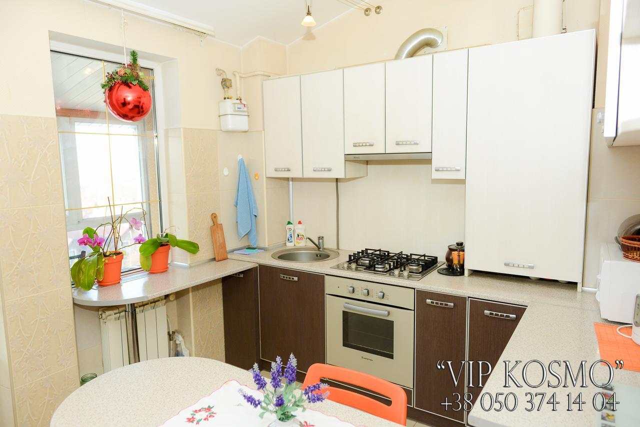 Apart Club Kosmo Apartment Chernivtsi Bagian luar foto