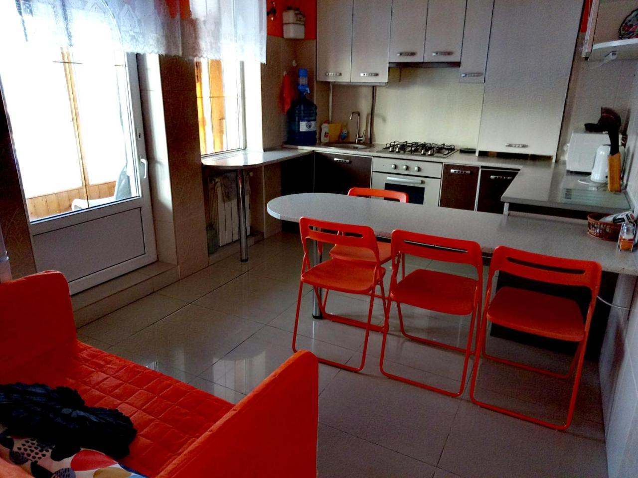Apart Club Kosmo Apartment Chernivtsi Bagian luar foto