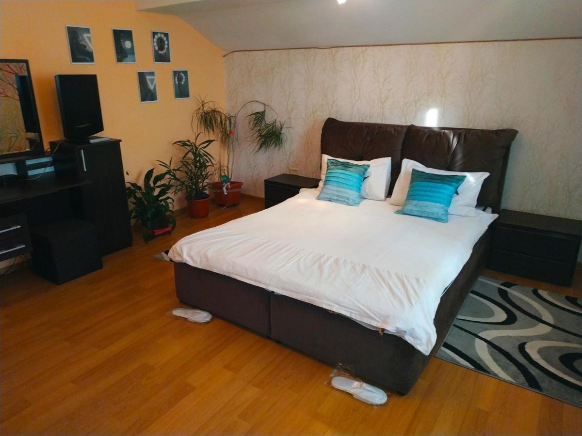 Apart Club Kosmo Apartment Chernivtsi Bagian luar foto